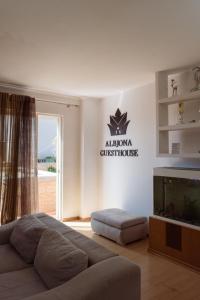 ein Wohnzimmer mit einem Bett und einem Aquarium in der Unterkunft ALBJONA GUESTHOUSE TIRANA in Tirana