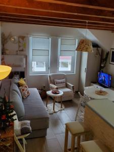Apartman Čaroban odmor Divčibare في ديفشيبار: غرفة معيشة مع أريكة وطاولة