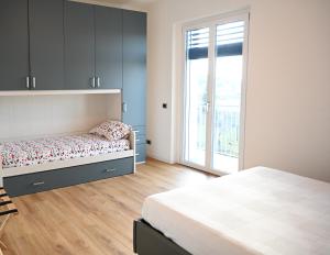 una camera da letto con un letto e una grande finestra di La Finestra Blu Alba 1 ad Alba