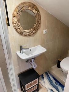 uma casa de banho com um lavatório e um espelho em Lisbon Soul Surf Camp em Cascais