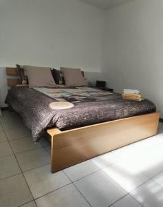 ein Schlafzimmer mit einem großen Bett in einem Zimmer in der Unterkunft MANZONI APARTS - Comfort SUITE in San Pellegrino Terme