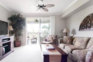 sala de estar con sofá y ventilador de techo en Five Star Waikoloa Beach Villa, Golf & Lake Views, en Waikoloa