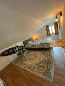 een slaapkamer met een bed en een tafel bij Lisbon Soul Surf Camp in Cascais