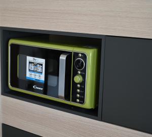 un forno a microonde incorporato in un muro di La Finestra Blu Alba 1 ad Alba