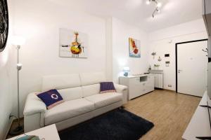 un salon avec un canapé blanc et une cuisine dans l'établissement Happy Home, à Savone 17 autres photos