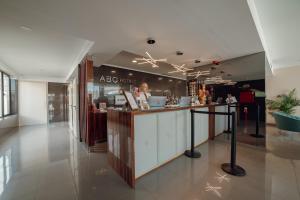 波多的住宿－波爾圖ABC酒店- 博阿維斯塔，大楼中间一家带柜台的餐厅