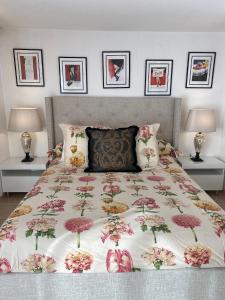 La Vie Est Belle En Provence في Tourves: غرفة نوم بها سرير عليه زهور