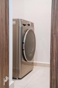 una lavadora de acero inoxidable en una habitación en Downtown Finance, Jacuzzi, Rooftop, Best Wifi M01, en Guadalajara