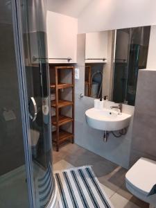 ビャウォグラにあるNiebieski domのバスルーム(シンク、シャワー、トイレ付)