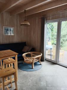 een woonkamer met een bank en een tafel bij Niebieski dom in Białogóra