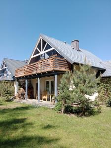 ビャウォグラにあるNiebieski domの木屋根の家