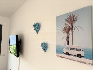 ein Bild von einem Lieferwagen an einer Wand mit Herzen in der Unterkunft Casa de Tres in Oliva