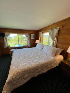 Postel nebo postele na pokoji v ubytování Deer Harbor Inn