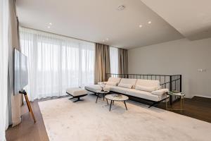 un soggiorno con un divano e un tavolo di Luxury Villa within Resort, Savudrija, Umag, Istra a Savudrija Altre 40 foto