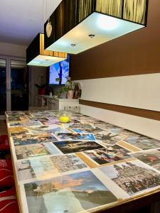 une table recouverte de photos dans une pièce dans l'établissement FireApart, à Rednitzhembach