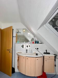 baño con lavabo y espejo en una habitación en FireApart, en Rednitzhembach