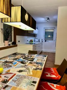 een keuken met een tafel met foto's erop bij FireApart in Rednitzhembach