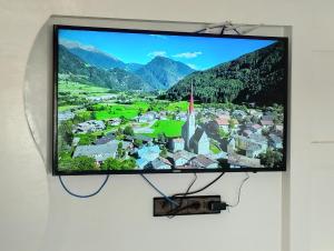 una TV a schermo piatto appesa a un muro di Appartement Hajar a Oualidia