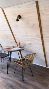 una mesa y sillas en una habitación con una pared en Haus im Wald, en Lindig