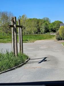 un estacionamiento con una valla y una carretera en Rêve de Loire en La Daguenière