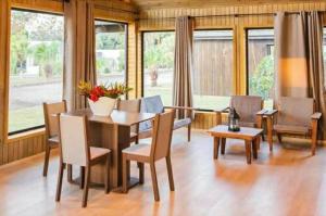 a dining room with a table and chairs and windows at Hotel Brisa do Japi in Cabreúva
