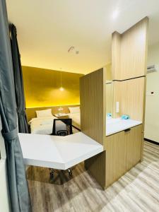 Kuchyň nebo kuchyňský kout v ubytování STAR HOTEL