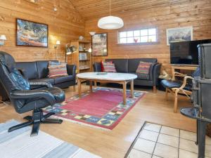 un soggiorno con divano e tavolo di 6 person holiday home in rsted a Ørsted