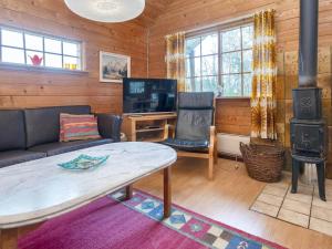 un soggiorno con divano e stufa a legna. di 6 person holiday home in rsted a Ørsted