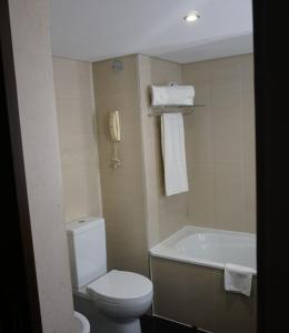 A bathroom at Apartamento Villa Galé Cascais