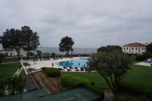 View ng pool sa Apartamento Villa Galé Cascais o sa malapit