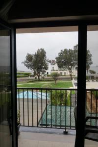 - une vue sur la piscine depuis le balcon d'une maison dans l'établissement Apartamento Villa Galé Cascais, à Cascais