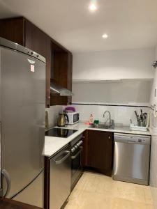 een keuken met een roestvrijstalen koelkast en een vaatwasser bij Apartment in Punta Prima (Torrevieja) 200m to Sea in Punta Prima