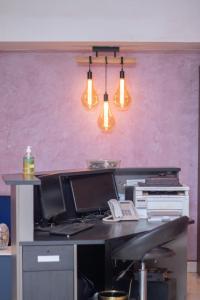 ein Büro mit einem Schreibtisch mit drei Leuchten darüber in der Unterkunft Résidence GESAM in Sabalibougou