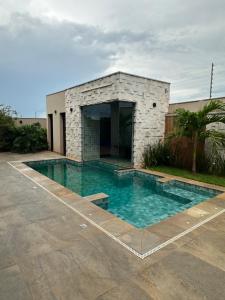 uma piscina em frente a um edifício em Casa para Agrishow em Ribeirão Preto