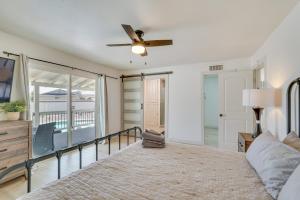 Giường trong phòng chung tại Pool, Game Room, Hot Tub Lake Havasu City Oasis! +37 ảnh