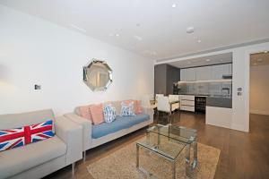 a living room with a couch and a table at Two Bedroom Flat Central London in London