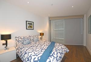 a bedroom with a bed and a large window at Two Bedroom Flat Central London in London