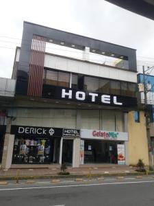 una señal de hotel en el lateral de un edificio en HOTEL PUERTA DEL SOL en Santo Domingo de los Colorados
