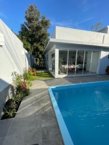 uma piscina em frente a uma casa em Casa Floratta - Próximo a Unisc em Santa Cruz do Sul