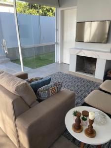 uma sala de estar com um sofá e uma lareira em Casa Floratta - Próximo a Unisc em Santa Cruz do Sul