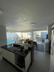 uma cozinha e sala de estar com vista para uma casa em Casa Floratta - Próximo a Unisc em Santa Cruz do Sul