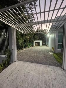 Una puerta abierta de un edificio con techo de cristal. en Casa Floratta, en Santa Cruz do Sul