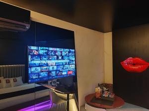 TV a/nebo společenská místnost v ubytování MOTEL STUDIO A
