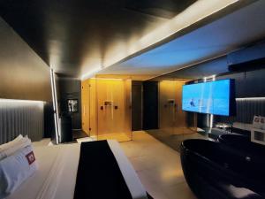 TV a/nebo společenská místnost v ubytování MOTEL STUDIO A