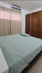ein Schlafzimmer mit einem großen Bett und einem Holzschrank in der Unterkunft Apto Pampatar - Isla de Margarita in Pampatar