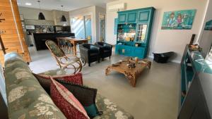 sala de estar con sofá y mesa en Condomínio de Alto Padrão a 250m da Praia en Xangri-lá