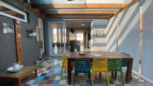 una sala da pranzo con tavolo e sedie di Eleganza Costiera: Condominio di Alto Livello a Xangri-la, la Tua Prossima Vacanza di Lusso a Xangri-lá Altre 14 foto