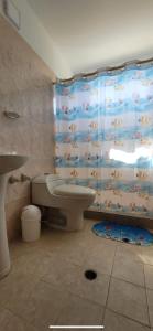 ein Badezimmer mit einem WC und einem Duschvorhang mit Tieren in der Unterkunft Apto Pampatar - Isla de Margarita in Pampatar
