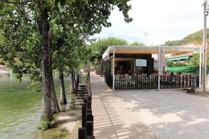 un edificio con una valla junto al agua en Hostal Yessy, en Candeleda