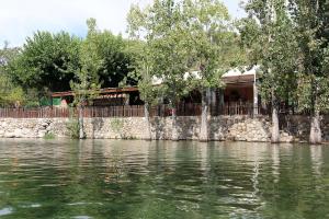 une maison sur la rive d'une masse d'eau dans l'établissement Hostal Yessy, à Candeleda